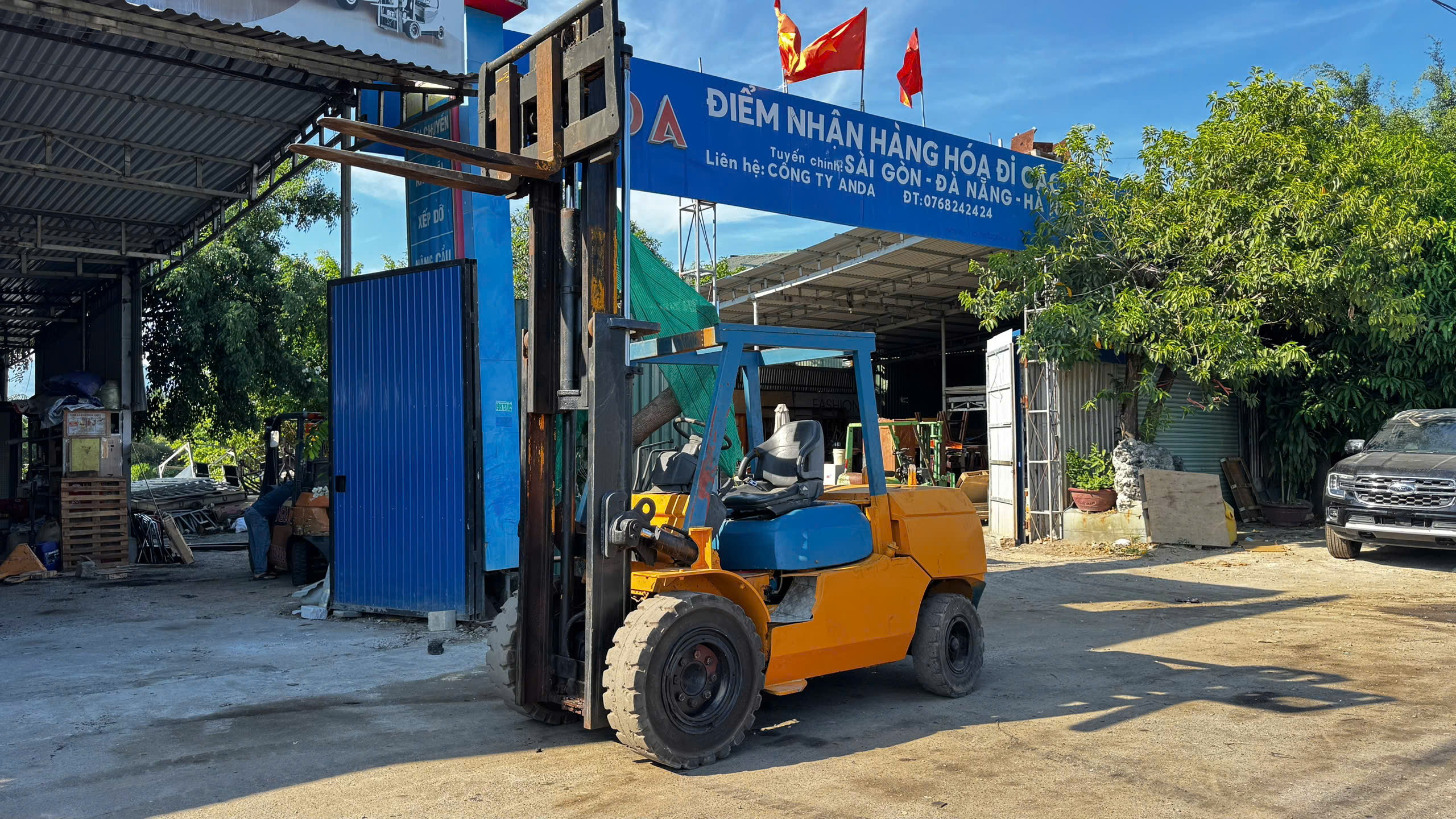 Thuê xe nâng theo giờ hay theo ngày tiết kiệm hơn